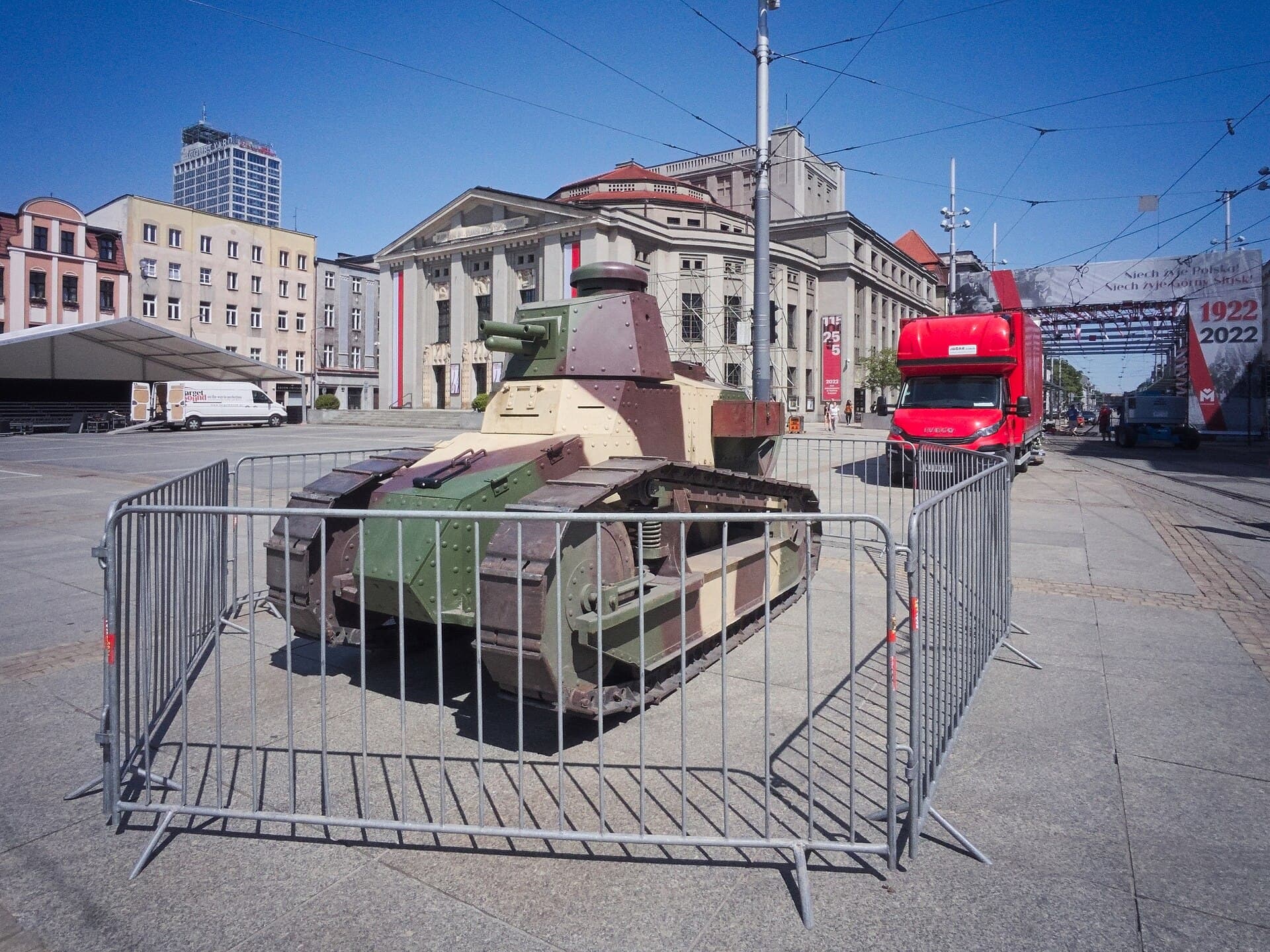 Rynek de Katowice reformado, com palmeiras