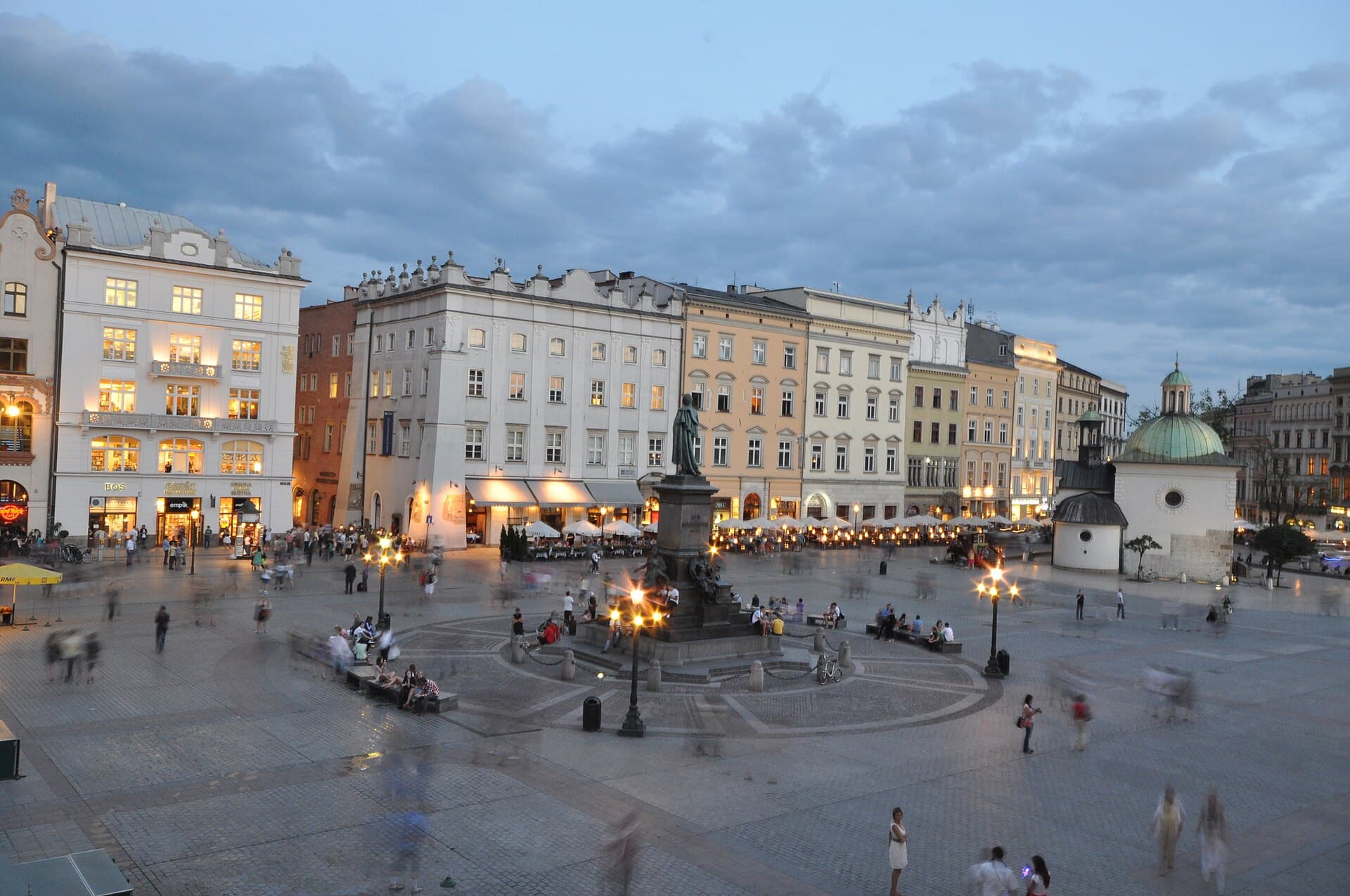 Praça do Mercado ao anoitecer