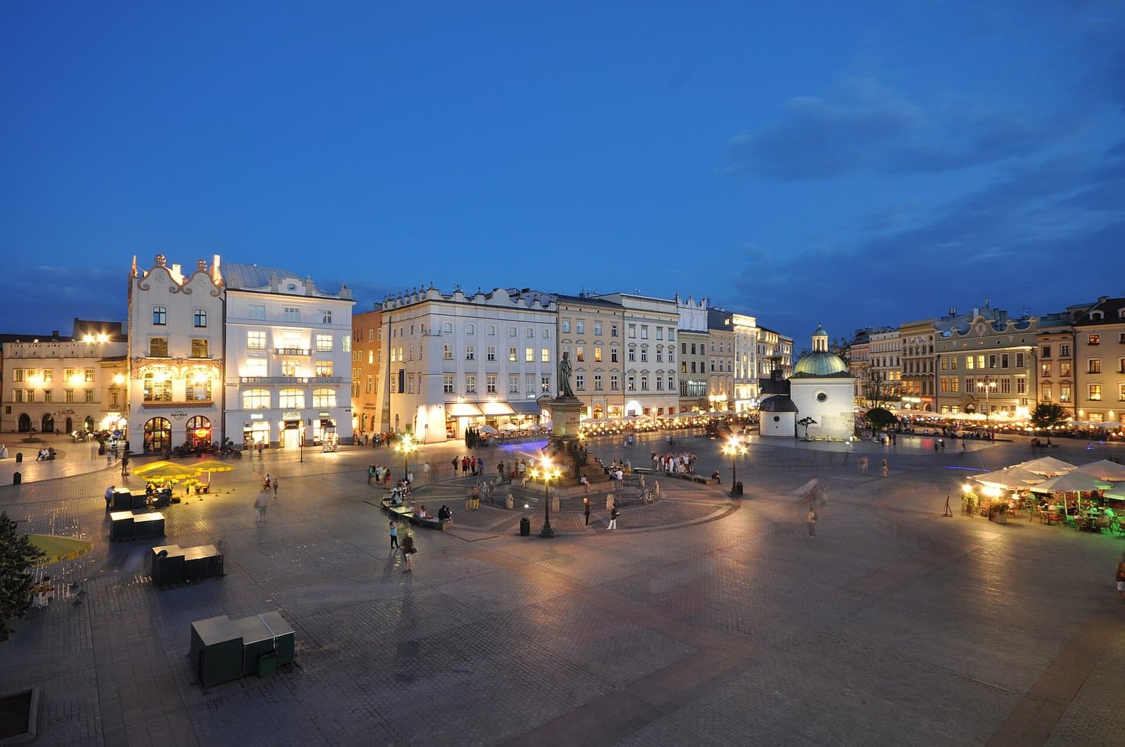 Praça do Mercado de Cracóvia ao anoitecer