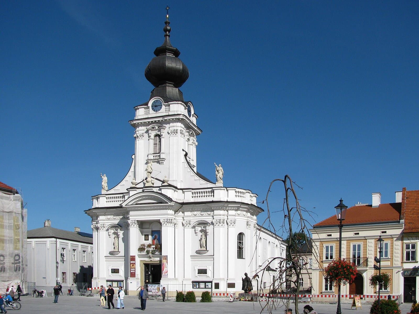 Praça João Paulo II em Wadowice, com a basílica onde o papa foi batizado