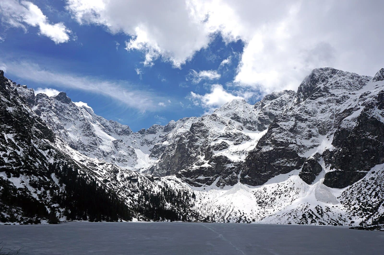 Lago Morskie Oko cercado por paredões dos Tatras