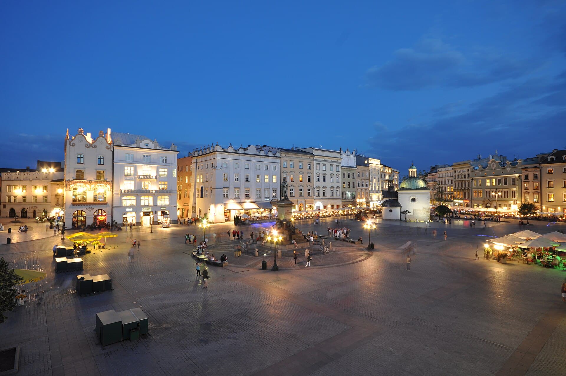 Praça do Mercado de Cracóvia ao anoitecer