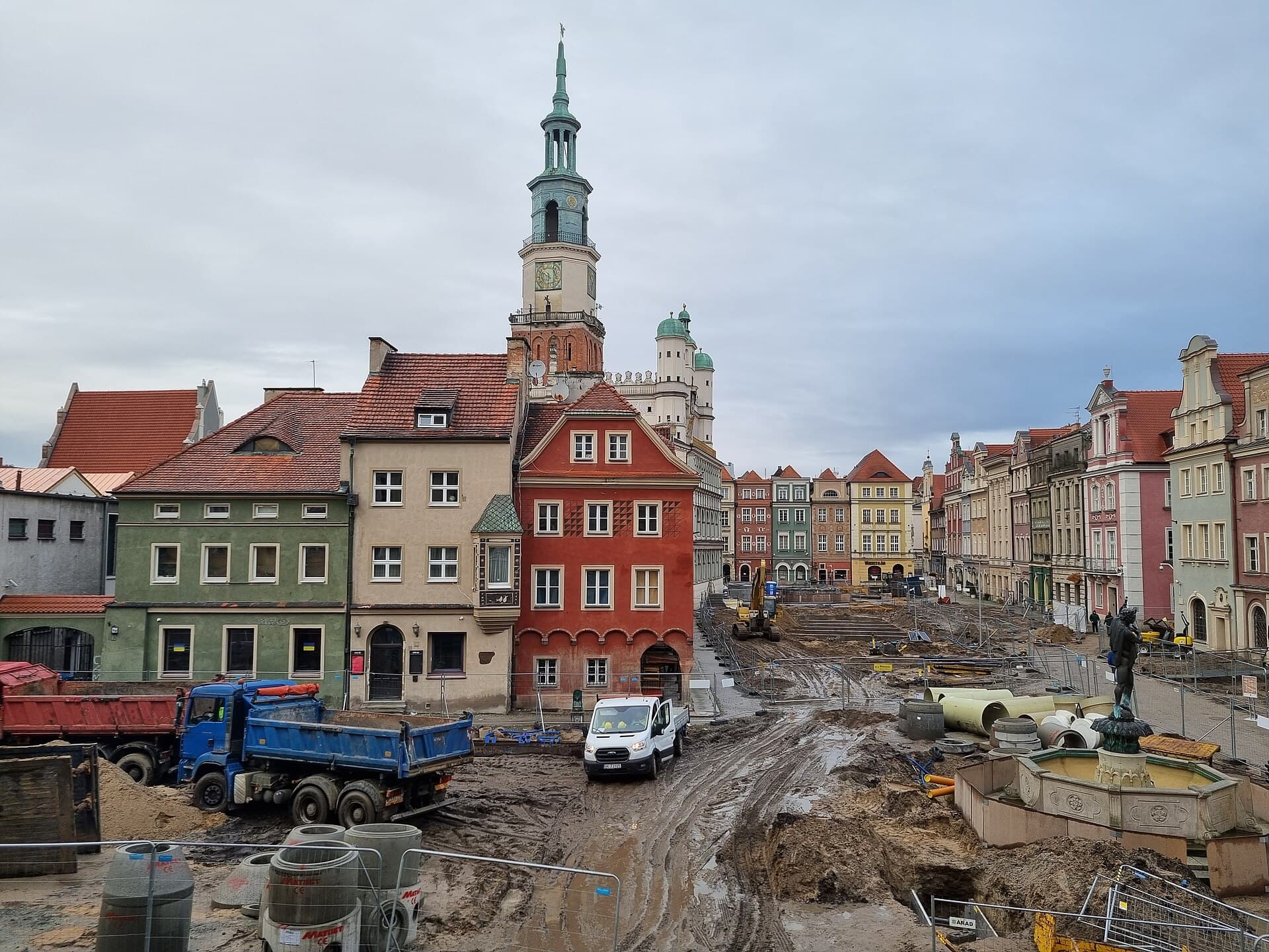 Casas coloridas e a Prefeitura renascentista no Stary Rynek de Poznań